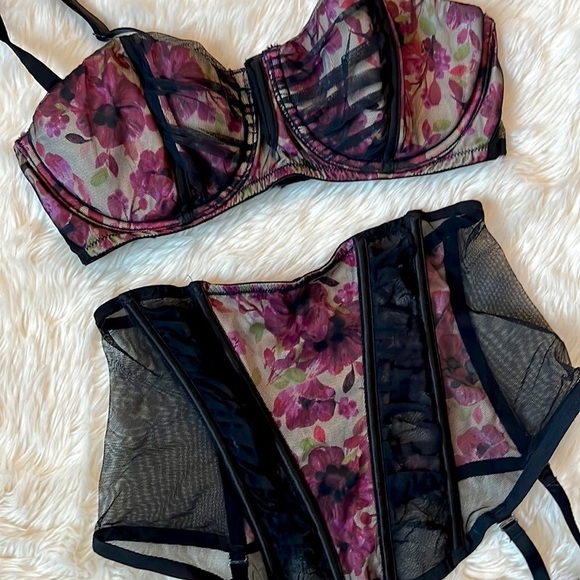 Victoria’s Secret Floral Bra and Garter Set - Picture 4 of 7